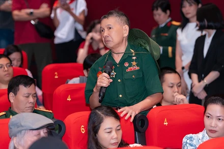 Cựu chiến binh Nguyễn Văn Hợi nghẹn ngào nói về đồng đội mình ở Thành cổ. (Ảnh: Galaxy Studio)