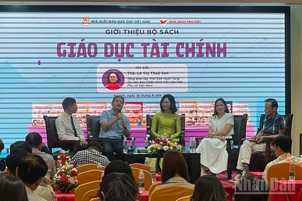 Các diễn giả chia sẻ về bộ sách. 