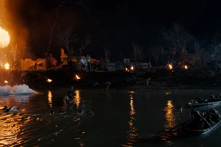 Cảnh đưa các chiến sĩ qua sông trong phim. (Ảnh: Đoàn làm phim cung cấp)