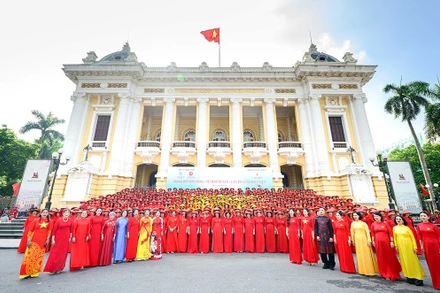 Gần 600 người mặc áo dài tạo hình “Lá cờ Tổ quốc” khổng lồ