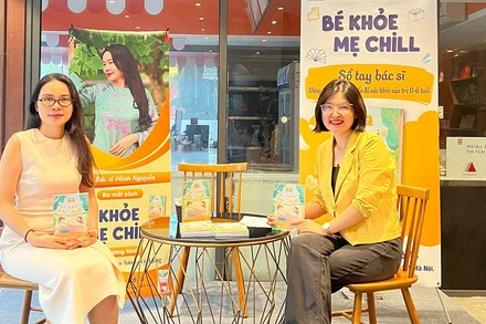 Tác giả Minh Nguyệt (trái) trong buổi ra mắt sách. (Ảnh: HYN Books)