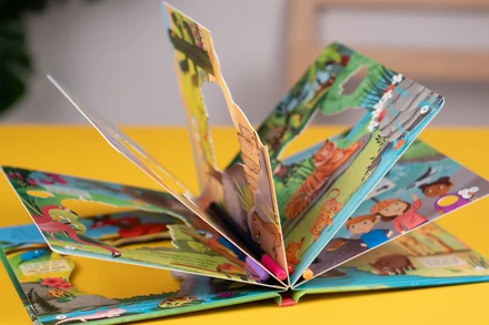 Bộ sách xuyên thấu “Xuyên thấu - Vũ trụ & Sở thú”. (Ảnh: Đinh Tị Books)