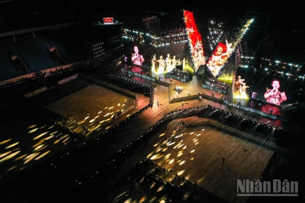 Chương trình nghệ thuật chính luận "Tổ quốc trong tim" của Báo Nhân Dân phối hợp với Thành phố Hà Nội tổ chức. (Ảnh: THÀNH ĐẠT)