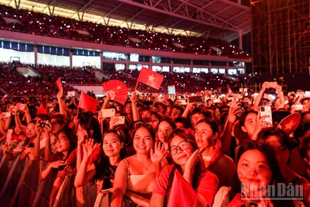 Khán giả trẻ tại chương trình "Tổ quốc trong tim". (Ảnh: THÀNH ĐẠT)