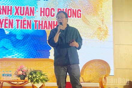 Nhà thơ Nguyễn Tiến Thanh đọc thơ tại sự kiện.