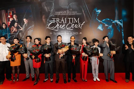 Đoàn làm phim "Trái tim què quặt" tại buổi ra mắt. (Ảnh: Galaxy Studio)