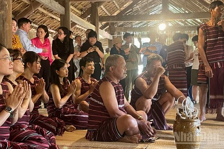 Du khách tham quan sự kiện tái hiện một lễ cúng của người Chơ Ro (Đồng Nai) tại Làng Văn hóa-Du lịch các dân tộc Việt Nam.