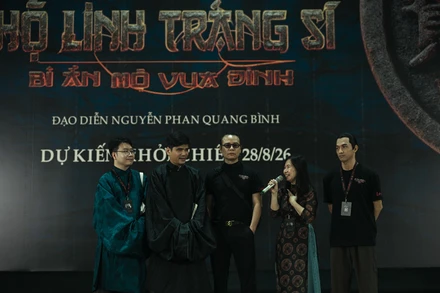 Nhóm cố vấn lịch sử và Tổng Giám đốc BHD Ngô Thị Bích Hạnh. (Ảnh: BHD)