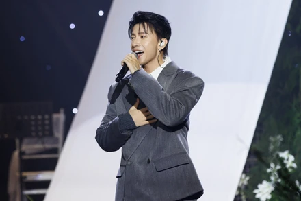 Ca sĩ S.T Sơn Thạch trình diễn ca khúc “Bầu trời này có em”.