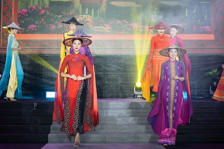 Bộ sưu tập "Hương sắc Việt Nam" của nhà thiết kế 9x Vũ Thảo Giang mở màn Lễ hội Áo dài Du lịch 2025.