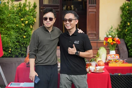 Đạo diễn Victor Vũ và đạo diễn Đức Nguyễn trong lễ khởi quay dự án "Án mạng xém hoàn hảo". (Ảnh: Galaxy Studio)