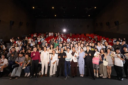 Đoàn làm phim giao lưu với khán giả tại buổi ra mắt phim. (Ảnh: Nhà sản xuất cung cấp)