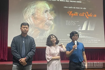 Từ phải sang: Đạo diễn Trịnh Quang Tùng, đạo diễn Đặng Linh và quay phim Đức Nguyên.