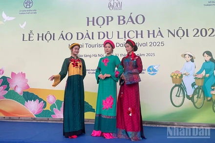 Trình diễn áo dài tại Bảo tàng Hà Nội.