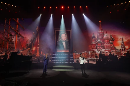 Khoảnh khắc xúc động khi giọng ca của Nghệ sĩ Nhân dân Trung Kiên hòa cùng Nghệ sĩ Nhân dân Quang Thọ và Nghệ sĩ Nhân dân Quốc Hưng.