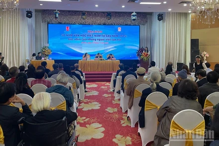 Tọa đàm thu hút sự tham gia của đông đảo các nhà văn, nhà thơ nhiều thế hệ.