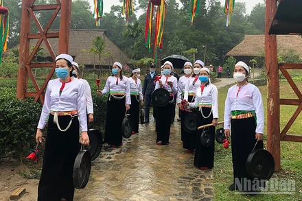 Đồng bào Mường đón khách du lịch tại Làng.