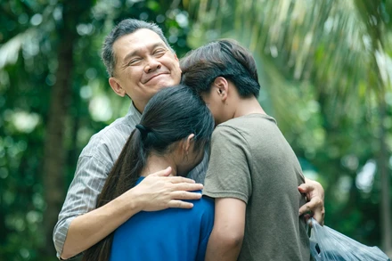 Nghệ sĩ Ưu tú Hữu Châu trong phim. (Ảnh: Galaxy Studio)