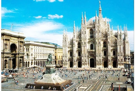 Quảng trường trung tâm thành phố Piazza del Duomo (Milan, Italia).