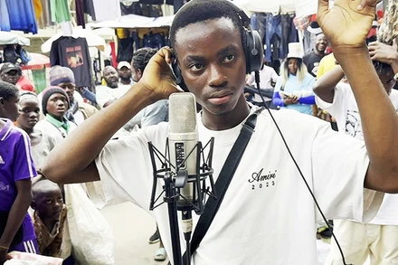 Diblaq biểu diễn trên đường phố ở Cameroon. Ảnh: JAIL TIME RECORDS