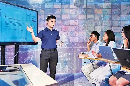 Sinh viên Viện Đào tạo Báo chí và Truyền thông (Trường đại học Khoa học xã hội và Nhân văn Hà Nội) học cách ứng dụng Al. Ảnh: QUANG PHONG