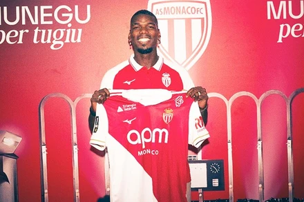 Pogba rạng rỡ trong mầu áo mới Monaco sau hai năm bị cấm thi đấu vì dương tính với chất cấm.
