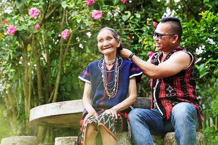 Nhà báo Alăng Ngước cùng mẹ.