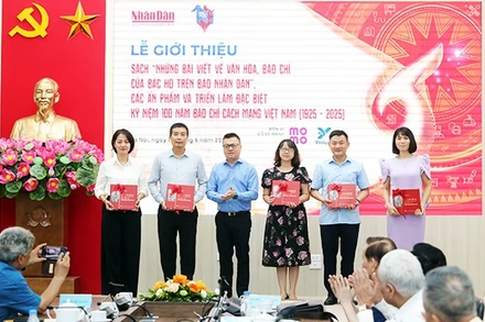 Đồng chí Lê Quốc Minh - Tổng Biên tập Báo Nhân Dân tặng Cuốn sách “Những bài viết về văn hóa, báo chí của Bác Hồ trên Báo Nhân Dân” cho đại diện các đơn vị. Ảnh: KHIẾU MINH