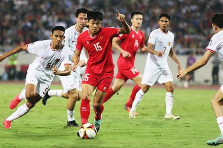 HLV Troussier từng xây dựng hướng đi cho đội tuyển Việt Nam từ các lứa cầu thủ trẻ với lối chơi đặc trưng. Ảnh: LÊ MINH