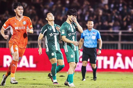 Công Phượng (CLB Bình Phước) hối tiếc khi bỏ lỡ pha ghi bàn trong trận gặp CLB Đà Nẵng. Ảnh: THANH VŨ