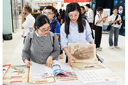 Phụ san Báo Nhân Dân được các bạn trẻ ưa thích.