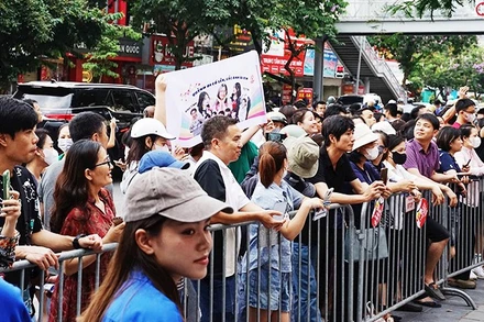 Rất đông phụ huynh chờ đợi và cổ vũ con cái vượt qua thử thách thi cử.