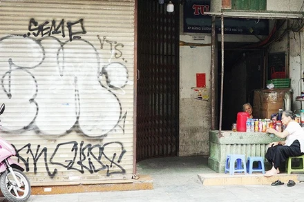 Phố Hàng Đường vắng vẻ khác thường lúc 10 giờ sáng.