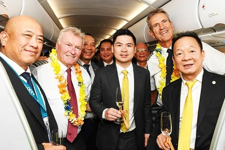 Các đại biểu chúc mừng tổ bay của Airbus A321.