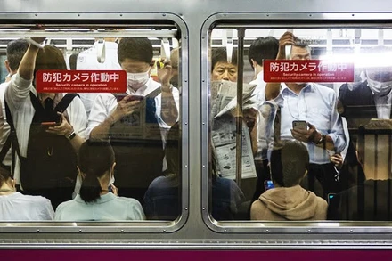 Nhiều vụ quấy rối ở Tokyo xảy ra trên tàu hoặc tại nhà ga. Ảnh: AFP