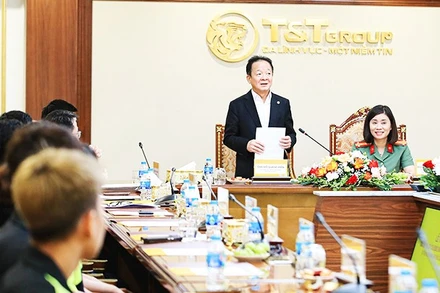 Ông Đỗ Quang Hiển và Đại tá Nguyễn Thị Thúy Thanh trao thưởng cho các VĐV xuất sắc giành Huy chương vàng.