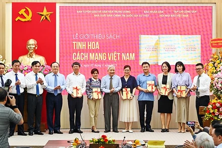 Nhà báo Hà Đăng tặng cuốn sách cho Thư viện Quốc gia Việt Nam, Thư viện Hà Nội, Học viện Báo chí và Tuyên truyền, Bảo tàng Báo chí Việt Nam. Ảnh: DUY LINH