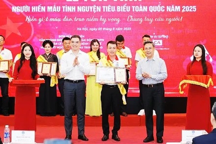 Anh Toàn (đứng giữa) nhận Bằng khen tại lễ tôn vinh Người hiến máu tình nguyện tiêu biểu toàn quốc năm 2025.