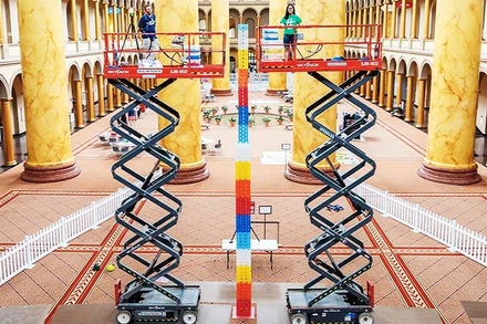 Tháp domino cao hơn 11 m