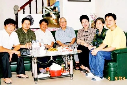 Thủ tướng Võ Văn Kiệt thăm gia đình nhà báo Ngô Minh Đạo (ngồi bên phải Thủ tướng).