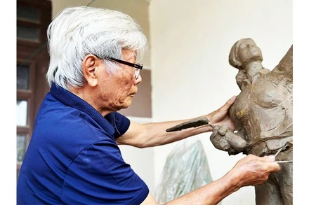 Ở tuổi 83, hằng ngày ông vẫn sáng tác trong niềm đam mê và cảm xúc đong đầy.