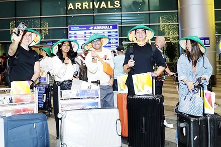 Những du khách đầu tiên đến Đà Nẵng trên chuyến bay của Hãng hàng không Emirates.