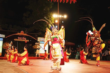 Các nghệ sĩ thể hiện không khí hào hùng trong tour diễn.