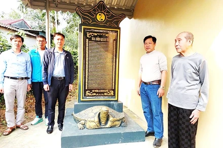 Bia di tích tại Đền thờ Tham tán Lê Đình Dật.