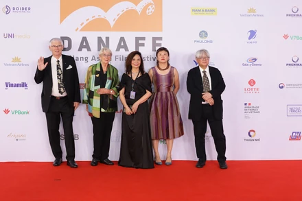 Ban Giám khảo hạng mục Phim châu Á dự thi trên thảm đỏ đêm khai mạc Liên hoan phim. (Ảnh: Ban tổ chức)