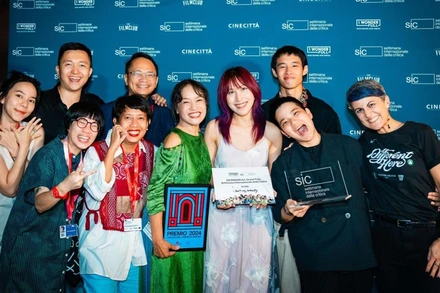 Dương Diệu Linh (giữa) và đoàn làm phim "Mưa trên cánh bướm" tại Liên hoan phim Venice. (Ảnh: Nhà sản xuất)