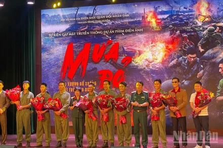 Đoàn làm phim "Mưa đỏ" tại buổi ra mắt.