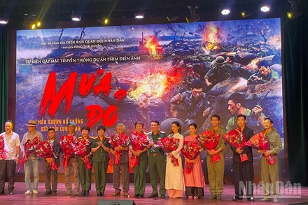 Đoàn làm phim "Mưa đỏ" tại buổi ra mắt.