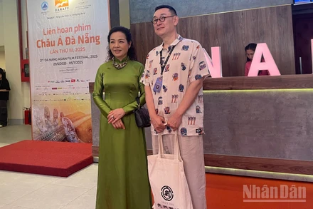 Giám đốc Liên hoan phim, bà Ngô Phương Lan, chụp ảnh cùng Trưởng Ban Giám khảo Jang Joon-hwan.