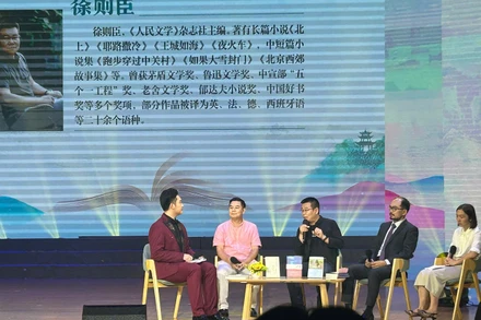 Tác giả Đỗ Quang Tuấn Hoàng (thứ hai từ phải sang) tại buổi giao lưu. (Ảnh: Chibooks)